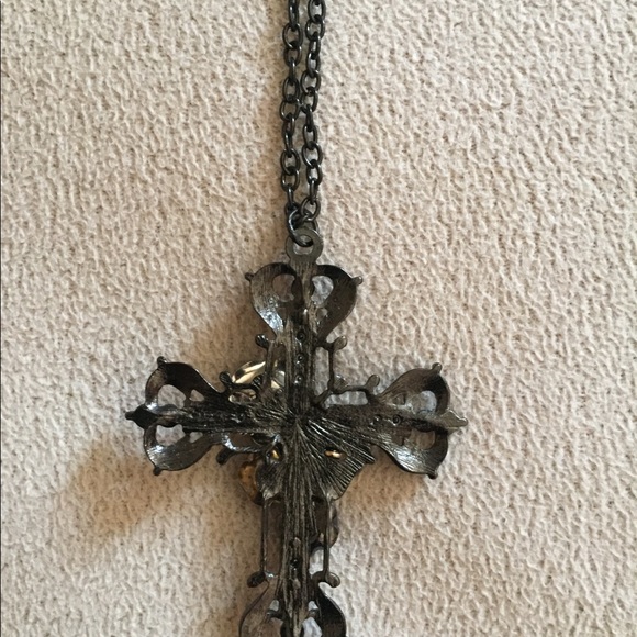 Cross necklace with skull and roses - Picture 3 of 5